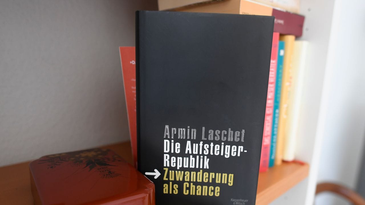 Das Buch von Armin Laschet: "Die Aufsteiger Republik - Zuwanderung als Chance".