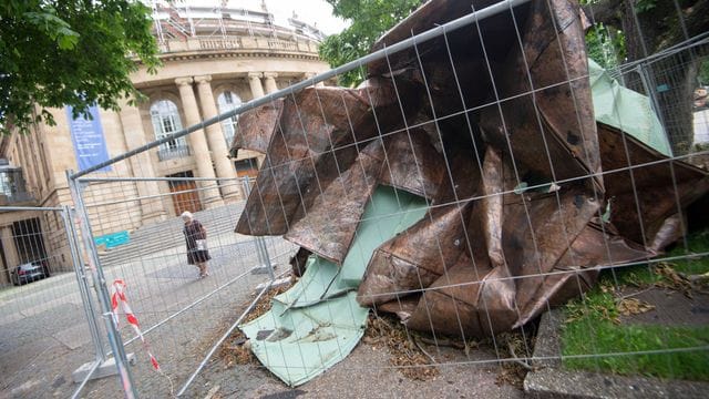 Ein Teil des Kupferdachs des Stuttgarter Opernhauses liegt am Eckensee auf dem Boden (Archivbild): Ende Juni war ein Teil des Dachs bei Unwettern abgedeckt worden.