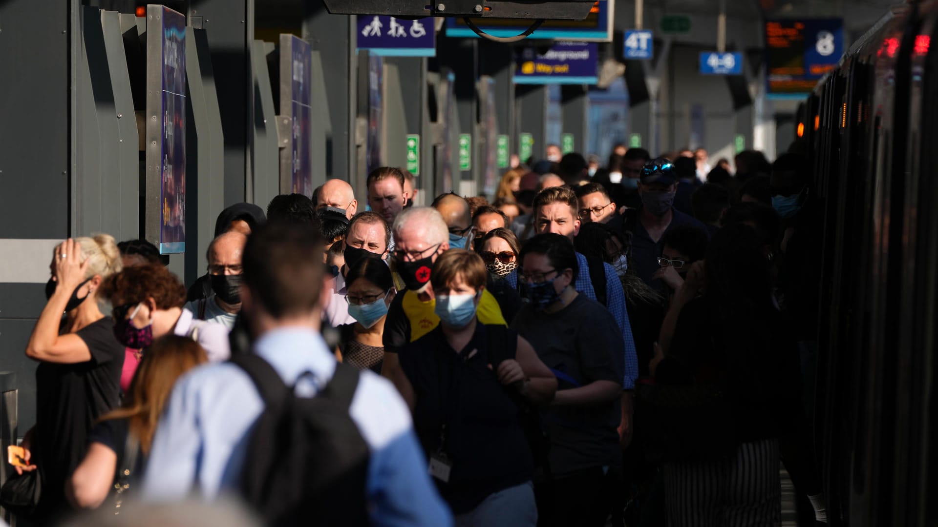 Londoner Rushhour am "Freedom Day": Das Tragen einer Maske ist zwar noch empfohlen, aber nicht mehr verpflichtend. Londoner Rushhour am "Freedom Day": Das Tragen einer Maske ist zwar noch empfohlen, aber nicht mehr verpflichtend.