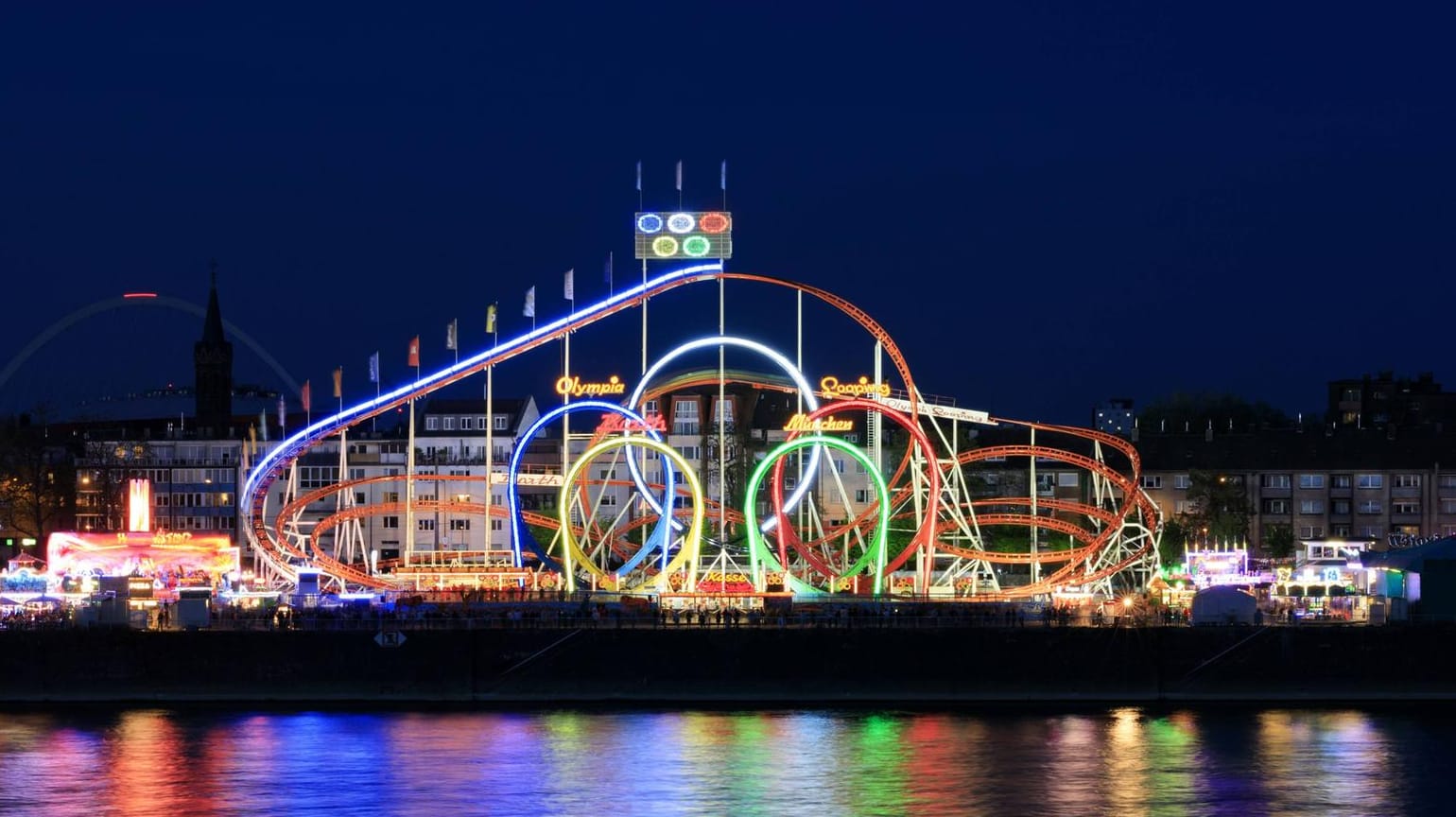 Die Osterkirmes an der Deutzer Werft vor zwei Jahren (Archivbild): Nach fast zwei Jahren gibt es ab Samstag wieder einen ähnlichen Anblick. Die Osterkirmes an der Deutzer Werft vor zwei Jahren (Archivbild): Nach fast zwei Jahren gibt es ab Samstag wieder einen ähnlichen Anblick.
