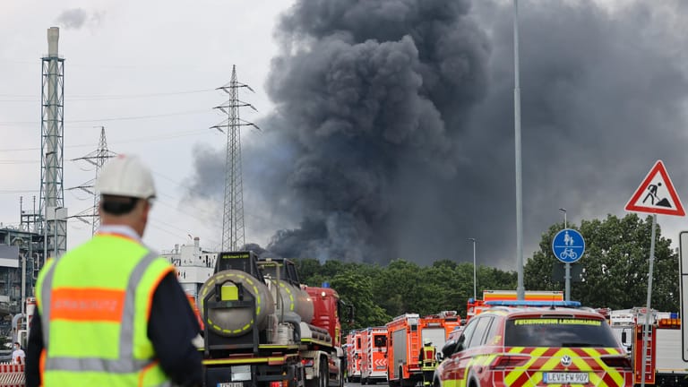 Rauchwolke über Leverkusen: Die Autobahn musste gesperrt werden, die Schadstoffe in der Luft werden immer noch untersucht.
