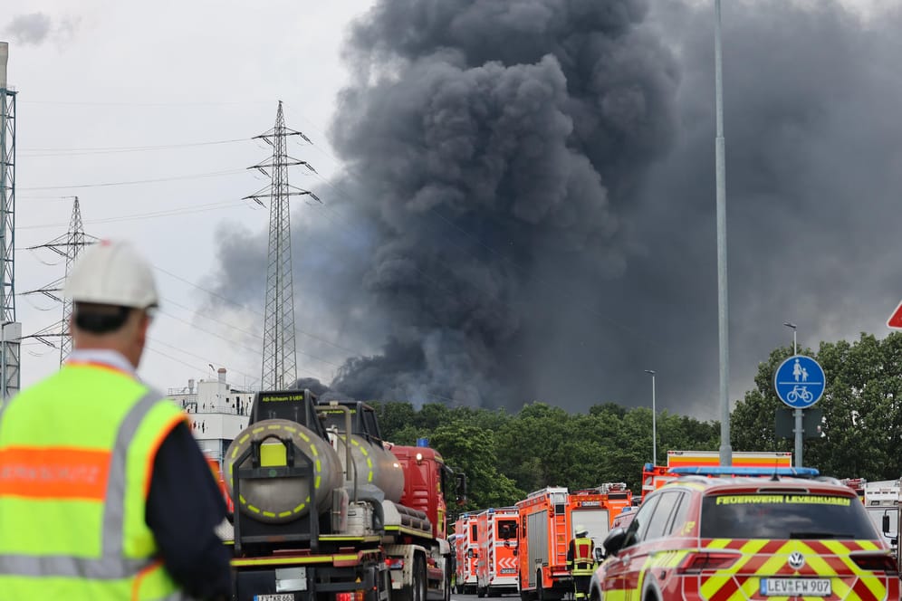 Rauchwolke über Leverkusen: Die Autobahn musste gesperrt werden, die Schadstoffe in der Luft werden immer noch untersucht.