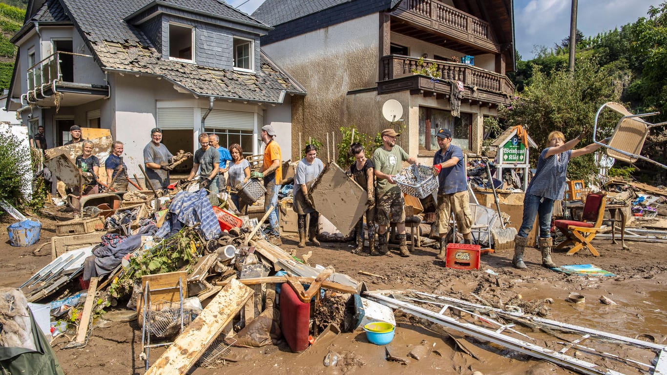 Menschen versuchen, die Trümmer in Ahrweiler in Rheinland-Pfalz wegzuräumen: Durch das Hochwasser ist die Organisation der Bundestagswahl in manchen Gebieten kaum möglich.