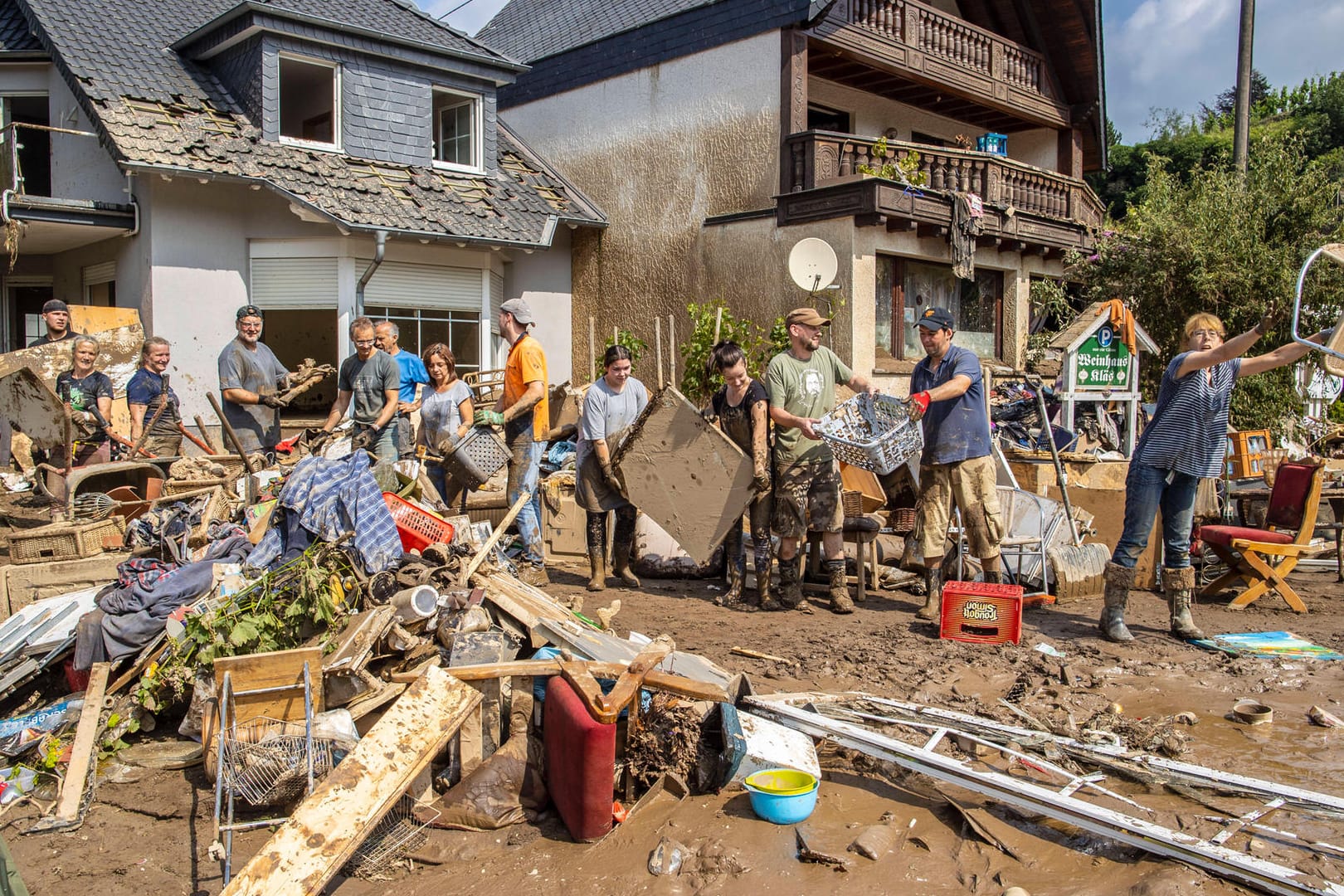 Menschen versuchen, die Trümmer in Ahrweiler in Rheinland-Pfalz wegzuräumen: Durch das Hochwasser ist die Organisation der Bundestagswahl in manchen Gebieten kaum möglich.