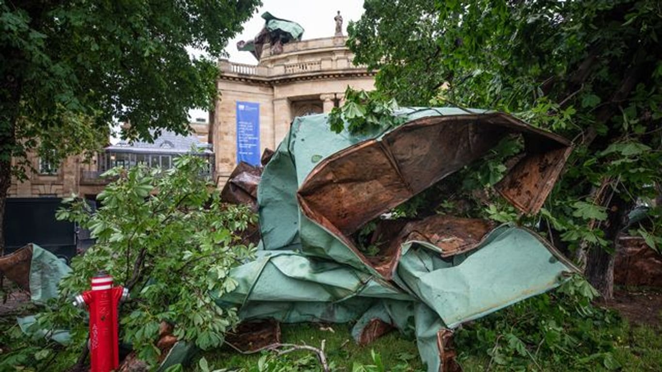 Das demolierte Kupferdach der Stuttgarter Oper bekommt eine neue Bestimmung.