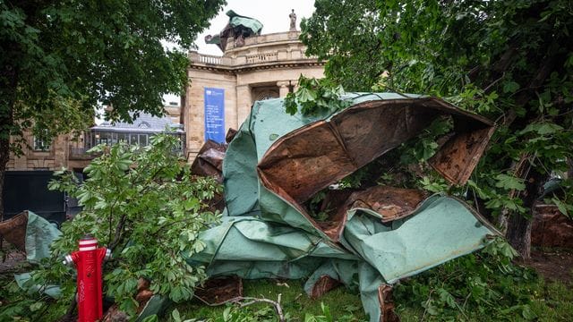 Das demolierte Kupferdach der Stuttgarter Oper bekommt eine neue Bestimmung. Das demolierte Kupferdach der Stuttgarter Oper bekommt eine neue Bestimmung.
