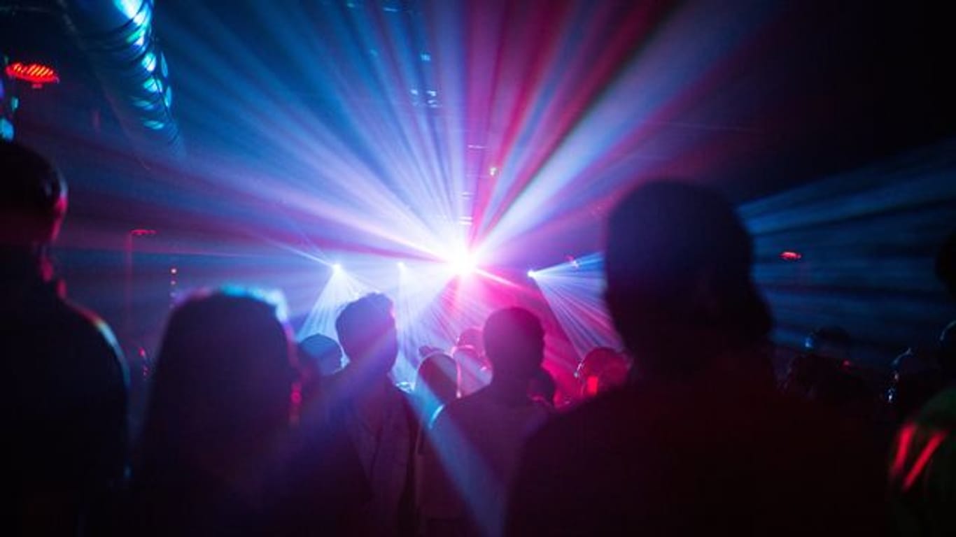 Menschen tanzen in einem Club: In Berlin sollen einige Clubs bald für ein Pilotprojekt die Innenräume öffnen dürfen.