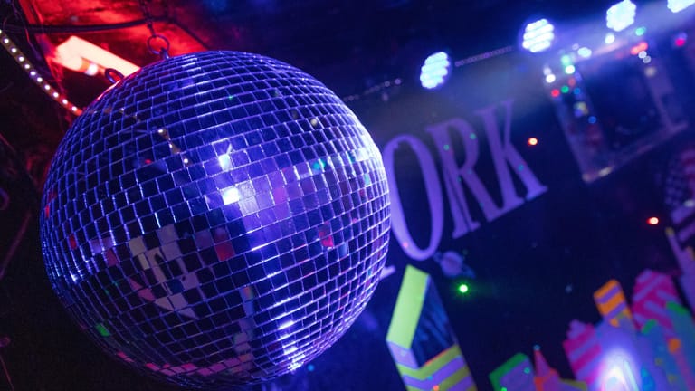 Eine Diskokugel in einer Bar (Symbolbild): In Bielefeld sind zwei Personen nach einem Discobesuch corona-positiv getestet worden.