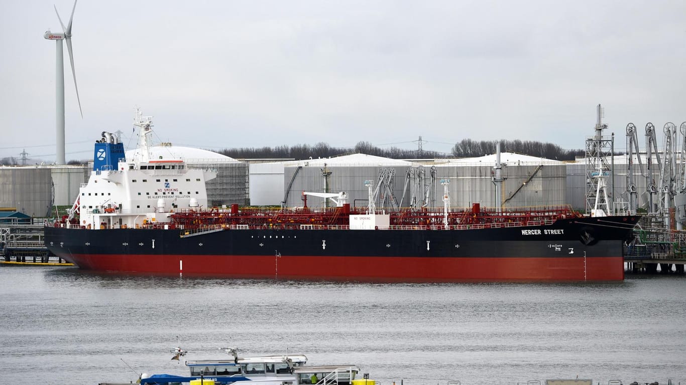 Der Tanker M/T Mercer Street liegt im Hafen von Rotterdam (Archivbild): Das japanische Schiff ist nach Angaben der zuständigen britischen Firma im Norden des Indischen Ozeans angegriffen worden.