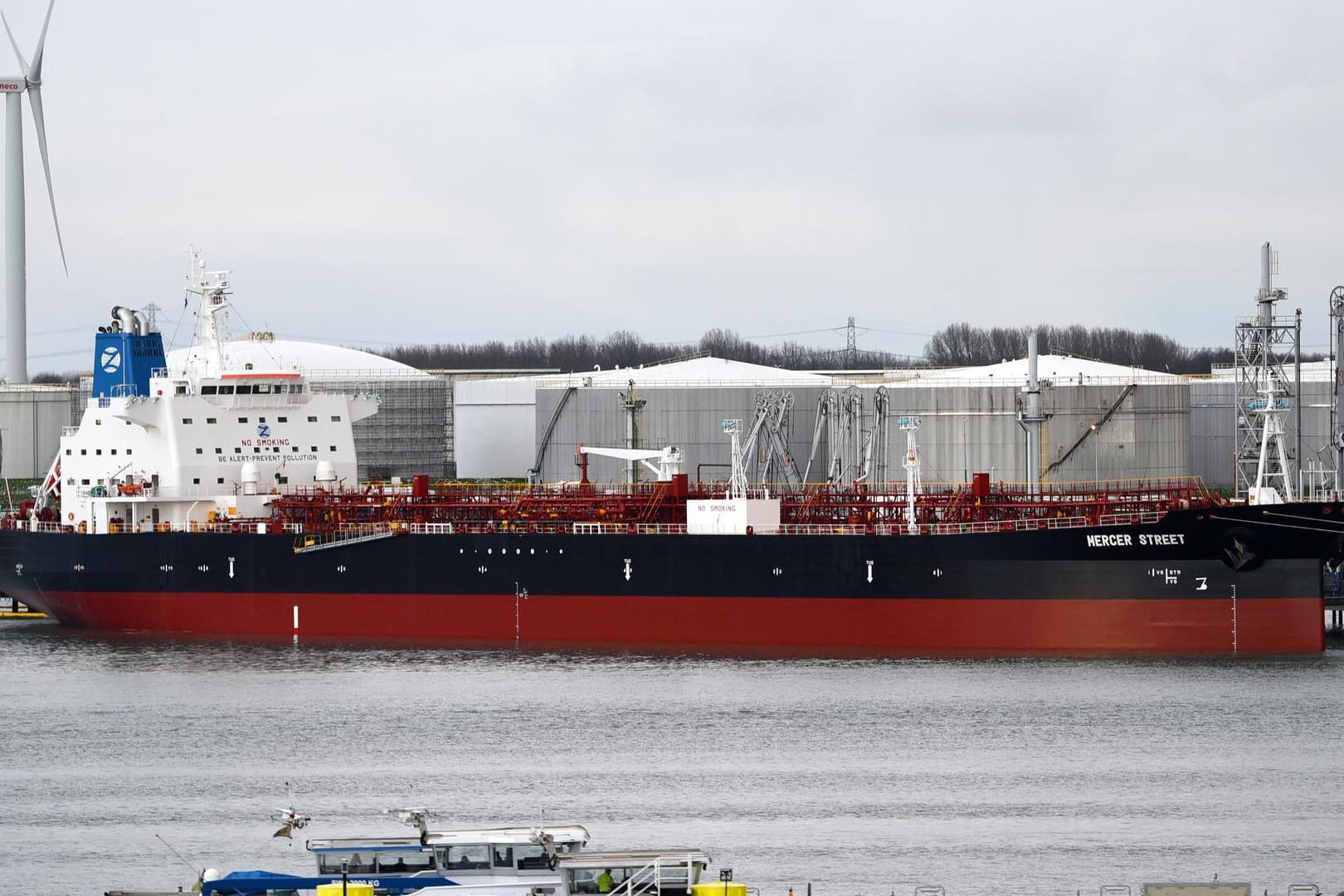 Der Tanker M/T Mercer Street liegt im Hafen von Rotterdam (Archivbild): Das japanische Schiff ist nach Angaben der zuständigen britischen Firma im Norden des Indischen Ozeans angegriffen worden.