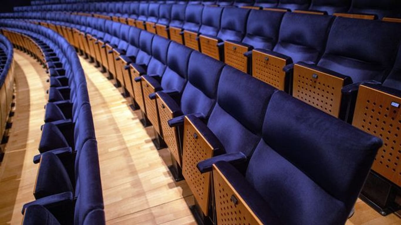 Leere Sitzreihen im Saal des Opernhauses des Theater Magdeburgs.