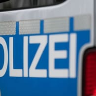Das Wort "Polizei" steht auf einem Einsatzwagen: Ein Frau hat drei spielende Kinder in Berlin-Haselhorst angegriffen und leicht verletzt.