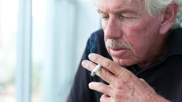 Älterer Raucher: Wer trotz COPD weiterraucht, verliert jedes Jahr rund doppelt so viel an Lungenfunktion wie Betroffene, denen nach der Diagnose ein Rauchstopp gelungen ist.