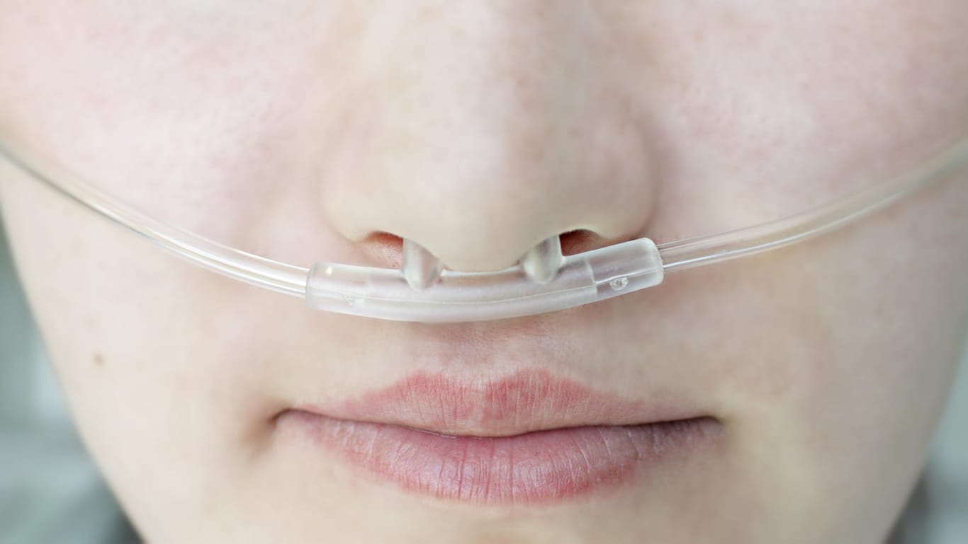 Nasensonde: Die Zufuhr von Sauerstoff durch eine Nasensonde, auch Nasenbrille genannt, steigert die Lebensqualität von Menschen mit COPD – und oft auch die Lebenserwartung.