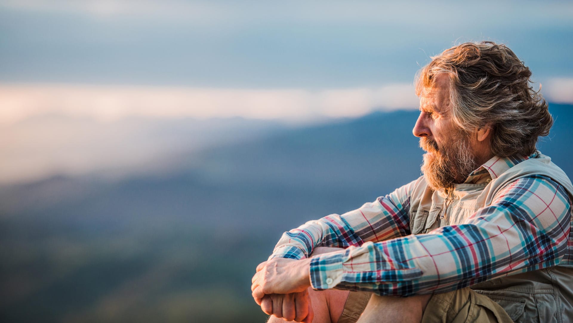 Älterer Wanderer macht Rast: Beim Wandern lässt sich das Tempo selbst bestimmen, weshalb diese Aktivität auch für Menschen mit COPD geeignet ist.