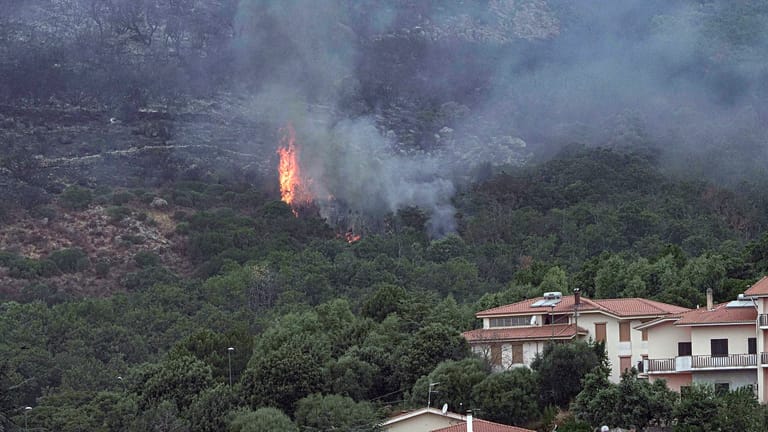 Sardinien: Auf der italienischen Urlaubsinsel kämpfen die Einsatzkräfte weiter gegen Brände.