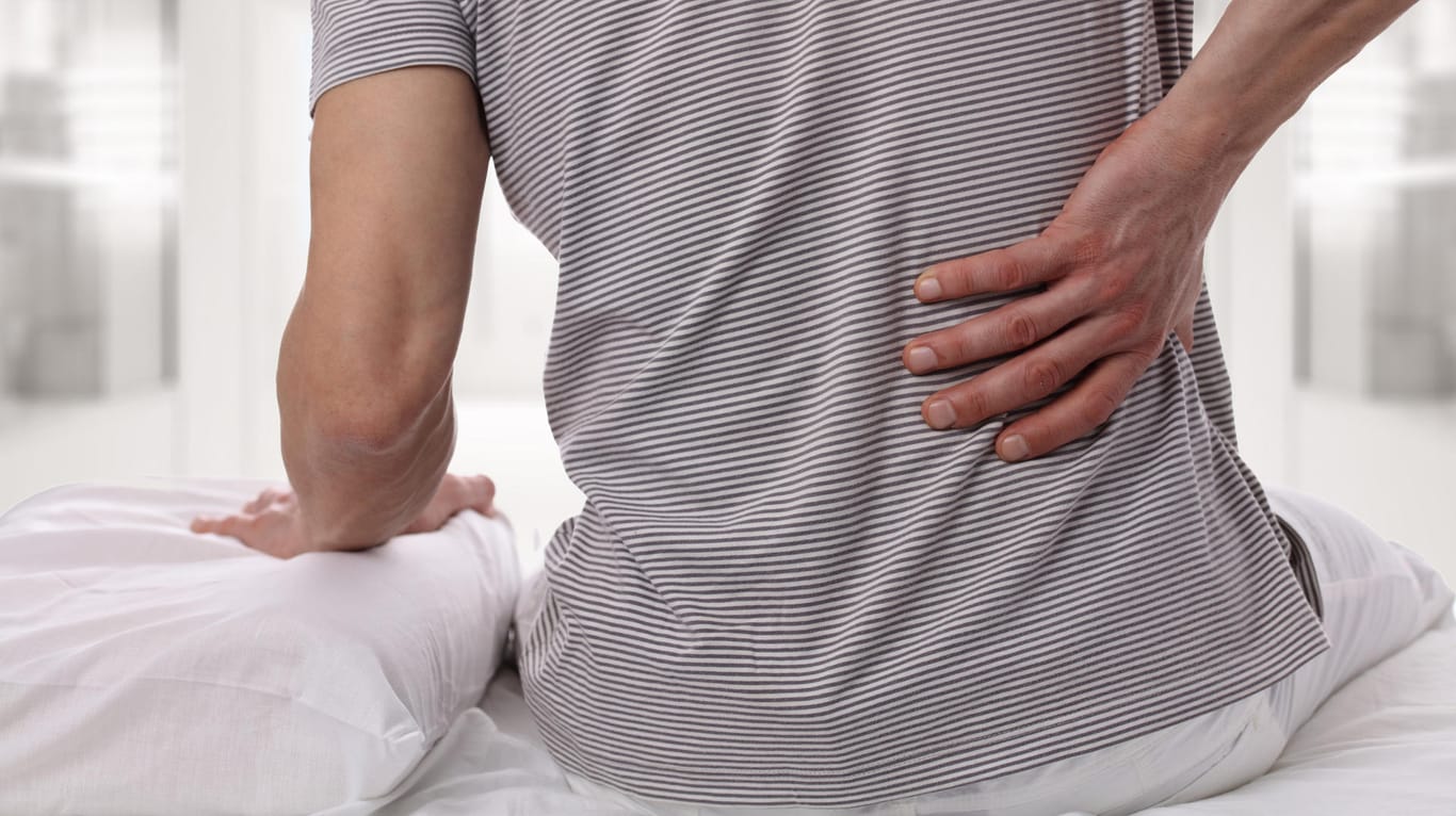 Mann mit Rückenschmerzen: Bei Fibromyalgie können anhaltende Schmerzen in mehreren Körperregionen auftreten.