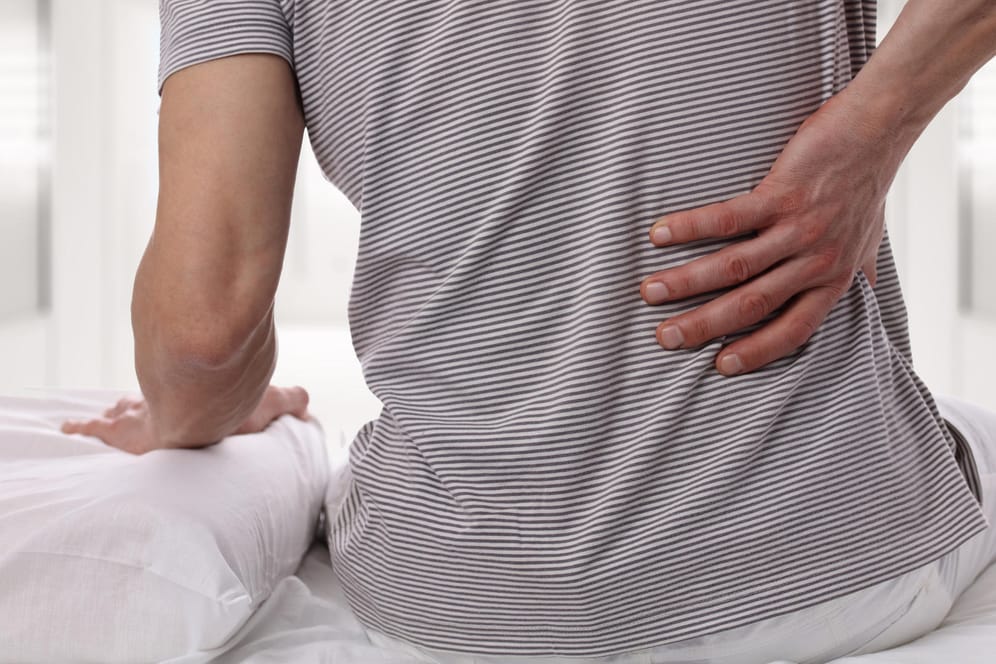 Mann mit Rückenschmerzen: Bei Fibromyalgie können anhaltende Schmerzen in mehreren Körperregionen auftreten.