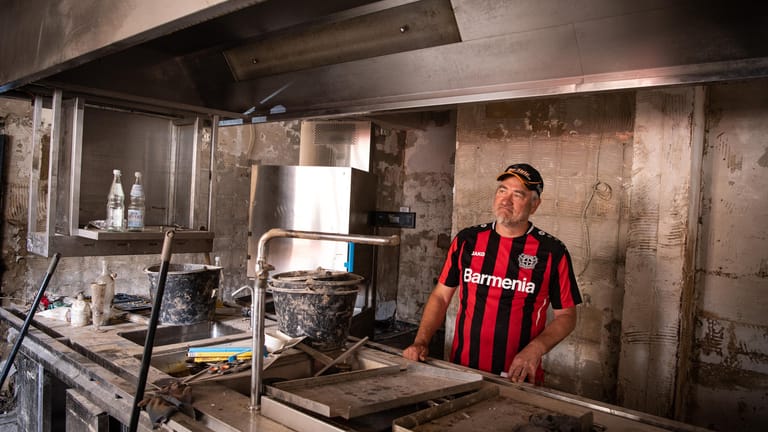 Wolfgang Ewerts in der völlig zerstörten Küche seines Hotels: Eigentlich wollte er aufhören, jetzt packt er täglich mit an.