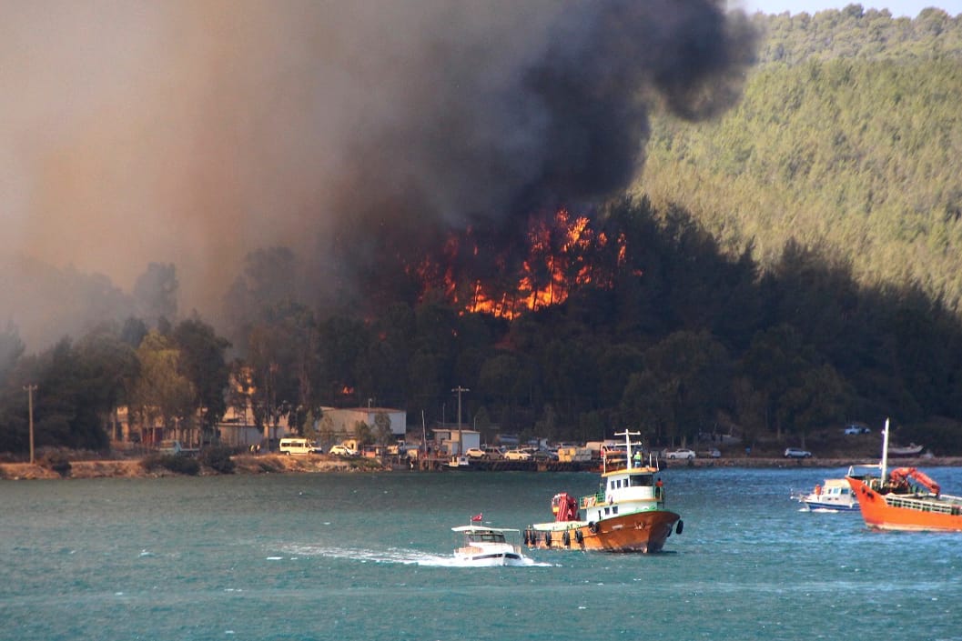 Türkei: Rauch und Flammen steigen aus einem Waldgebiet nahe der Küstenstadt Bodrum auf.