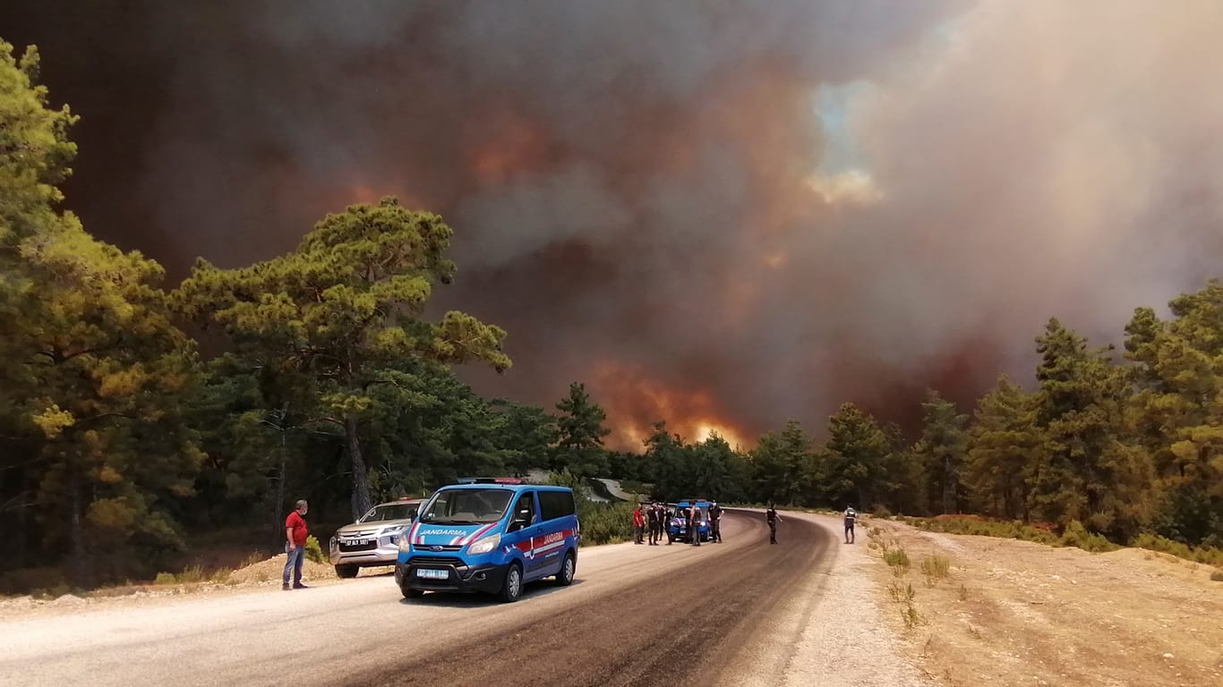 Türkei: Ein Waldbrand wütet in der Nähe der Küstenstadt Manavgat.