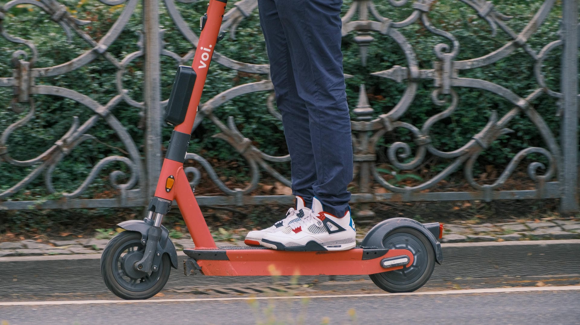 Ein E-Scooter-Fahrer unterwegs (Symbolbild): In Köln sollen Nutzerinnen und Nutzer der Roller vorher ihre Reaktionsfähigkeit prüfen lassen, bevor sie losfahren, um Unfälle zu verhindern. Ein E-Scooter-Fahrer unterwegs (Symbolbild): In Köln sollen Nutzerinnen und Nutzer der Roller vorher ihre Reaktionsfähigkeit prüfen lassen, bevor sie losfahren, um Unfälle zu verhindern.