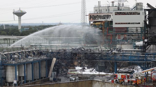 Einsatzkräfte der Feuerwehr sind mit Löscharbeiten im Chempark beschäftigt: Von dem Ruß des Brandes geht nach ersten Untersuchungen keine Gefahr aus. Einsatzkräfte der Feuerwehr sind mit Löscharbeiten im Chempark beschäftigt: Von dem Ruß des Brandes geht nach ersten Untersuchungen keine Gefahr aus.
