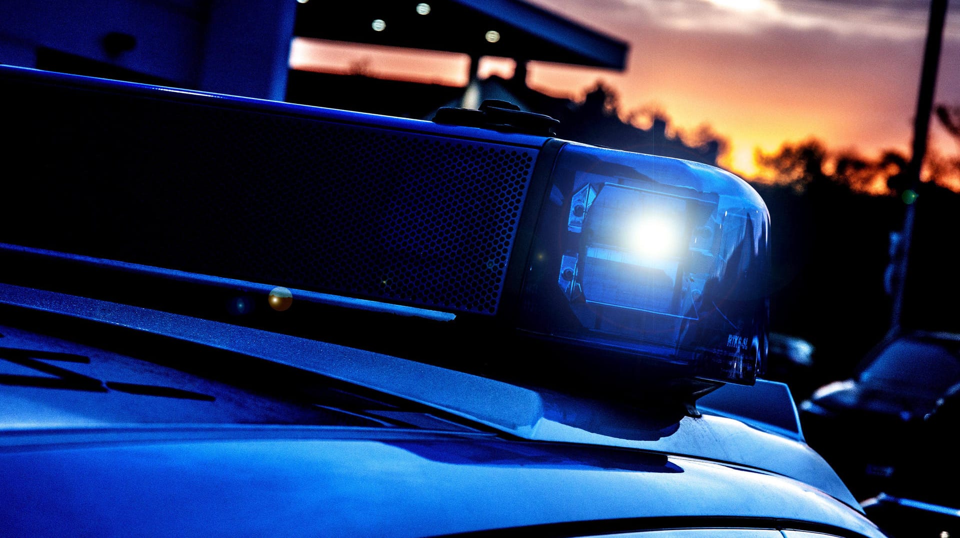 Polizeiauto in Nürnberg (Symbolfoto): In der Stadt wurde am Donnerstag ein kleiner Junge von einem Auto mitgerissen. Polizeiauto in Nürnberg (Symbolfoto): In der Stadt wurde am Donnerstag ein kleiner Junge von einem Auto mitgerissen.