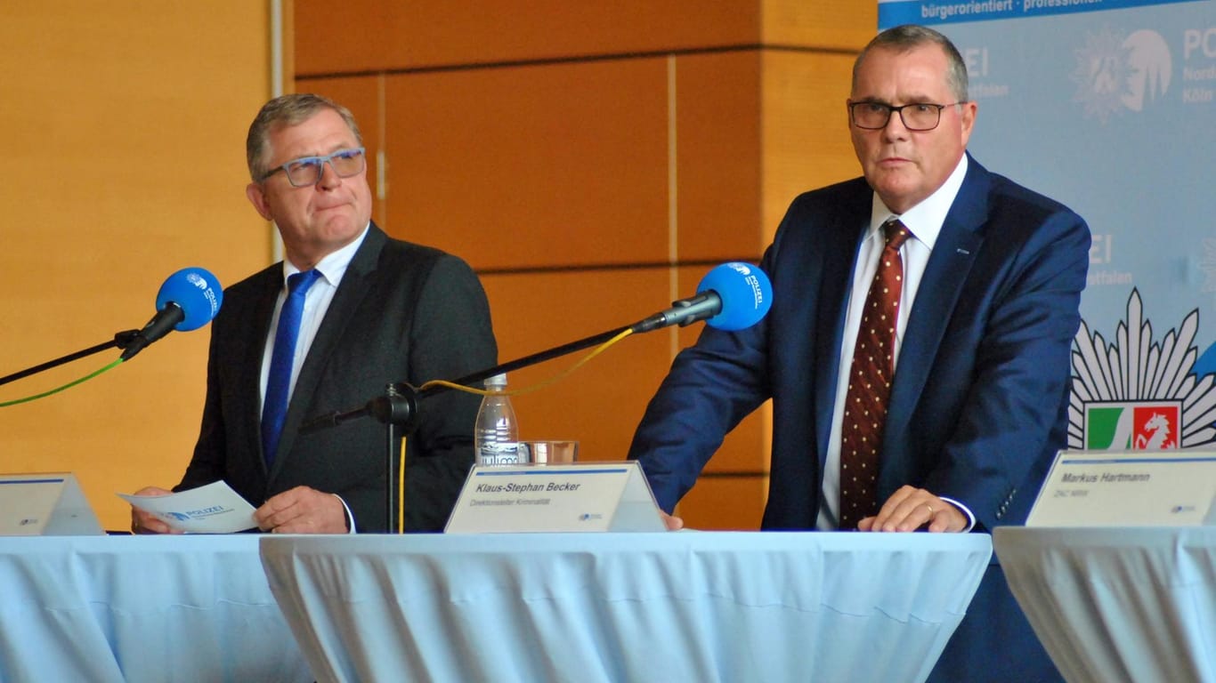 Klaus Stephan Becker, Leiter der Direktion Kriminalität bei der Kölner Polizei (rechts): "Der Hauptverdächtige ist womöglich der größte Hersteller und Verbreiter von Falschgeld der letzten Jahre."