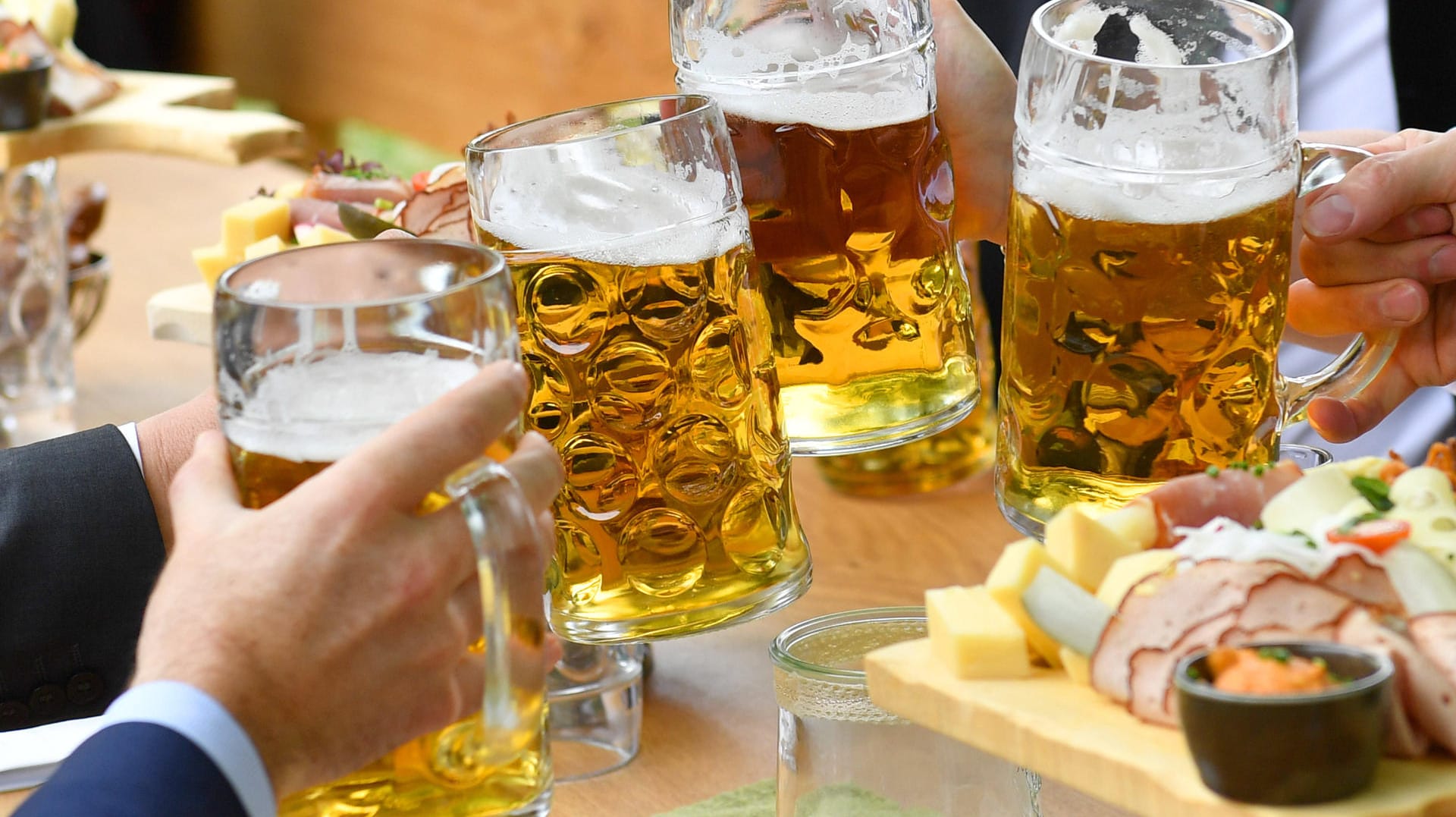 Anstoßen im Biergarten (Symbolbild): In der ersten Jahreshälfte 2021 ist der Bierabsatz weiter eingebrochen. Anstoßen im Biergarten (Symbolbild): In der ersten Jahreshälfte 2021 ist der Bierabsatz weiter eingebrochen.
