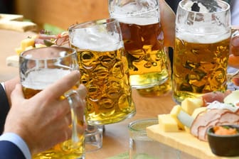 Anstoßen im Biergarten (Symbolbild): In der ersten Jahreshälfte 2021 ist der Bierabsatz weiter eingebrochen.