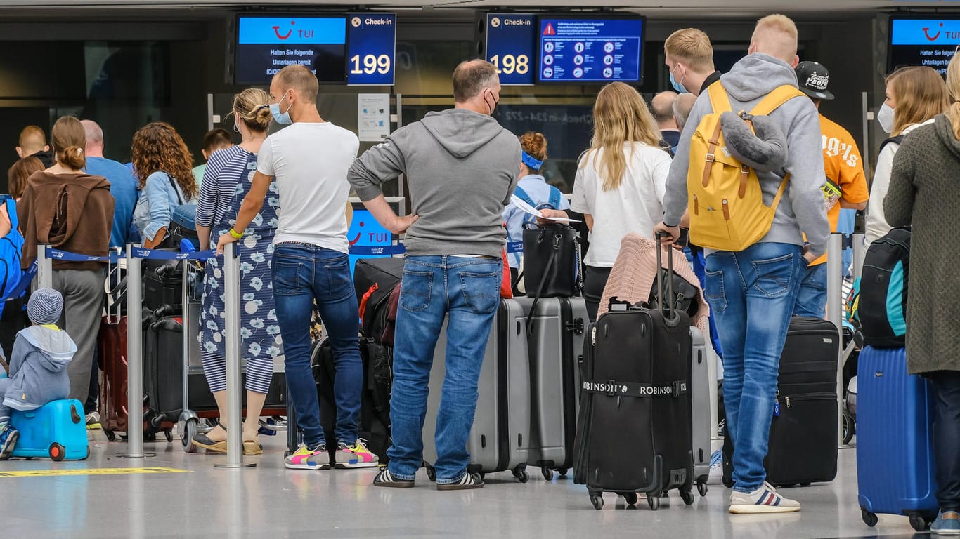 Urlauber stehen Schlange am Düsseldorfer Flughafen: Ab Sonntag gilt für Reiserückkehrer eine generelle Testpflicht.