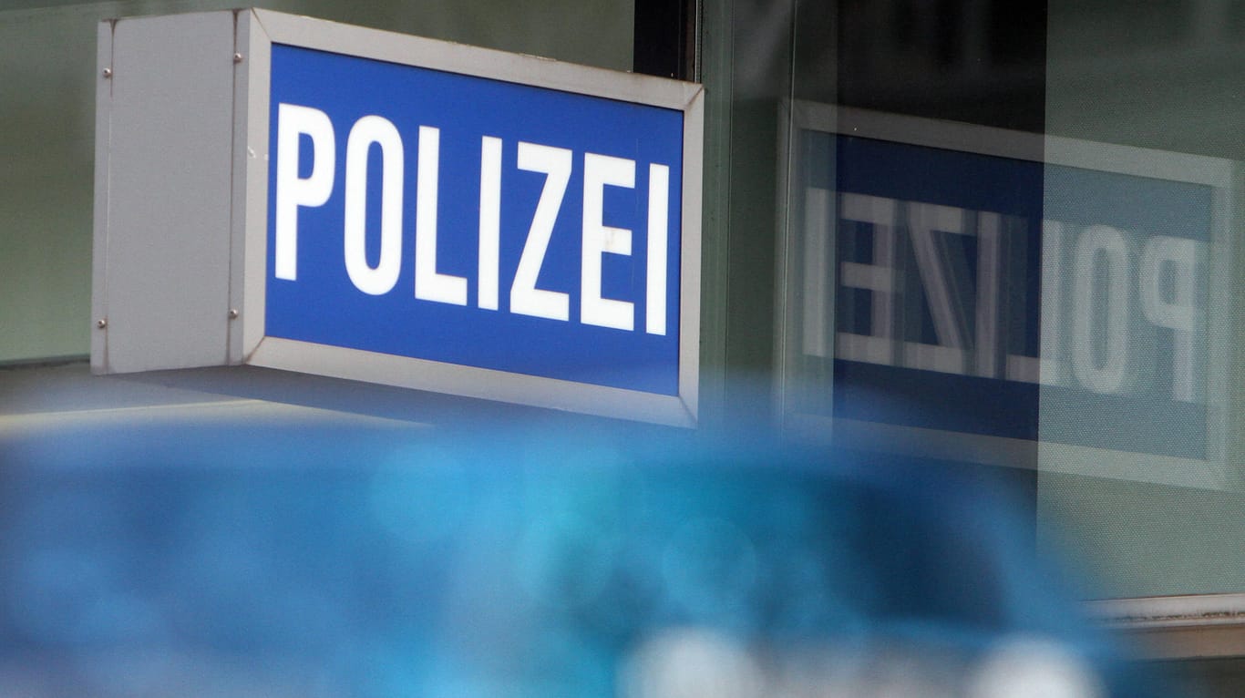 Polizeiauto in Frankfurt (Symbolfoto): In der Stadt sind Beamte selbst Opfer von Dieben geworden.