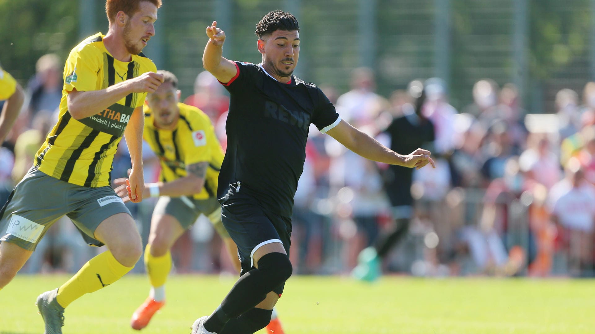 Dimitris Limnios (rechts) beim Testspiel gegen den FC Schaffhausen während des Trainingslagers: Der Flügelspieler hat in der kommenden Saison nur wenig Chancen auf Einsätze im Profi-Team.