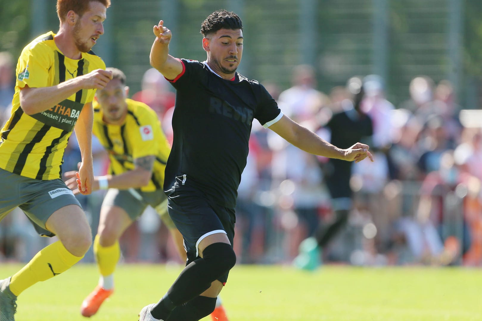 Dimitris Limnios (rechts) beim Testspiel gegen den FC Schaffhausen während des Trainingslagers: Der Flügelspieler hat in der kommenden Saison nur wenig Chancen auf Einsätze im Profi-Team.