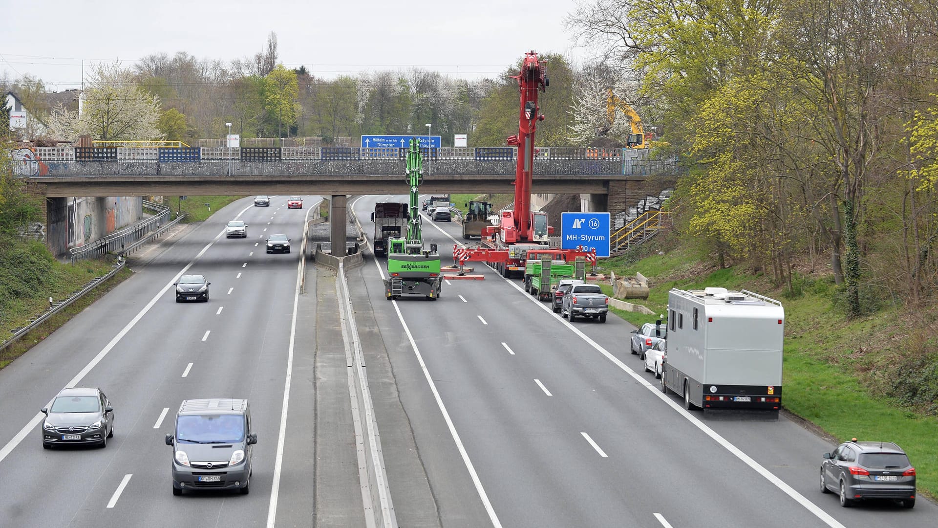 Die viel befahrene Ruhrgebietsautobahn 40 (Archivbild): In August muss sie erneut gesperrt werden. Die viel befahrene Ruhrgebietsautobahn 40 (Archivbild): In August muss sie erneut gesperrt werden.