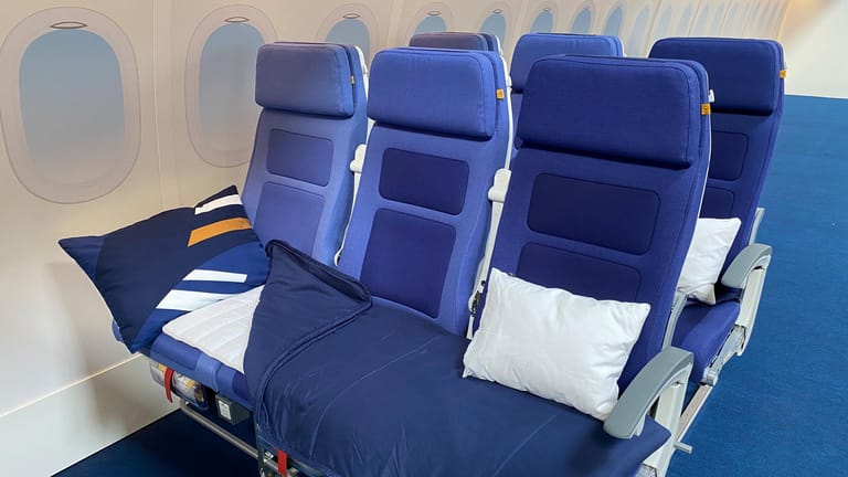 Liegen ist bequemer als sitzen: Lufthansa bietet auf weiten Strecken jetzt eine ganze Sitzreihe zum Schlafen gegen Aufpreis an.