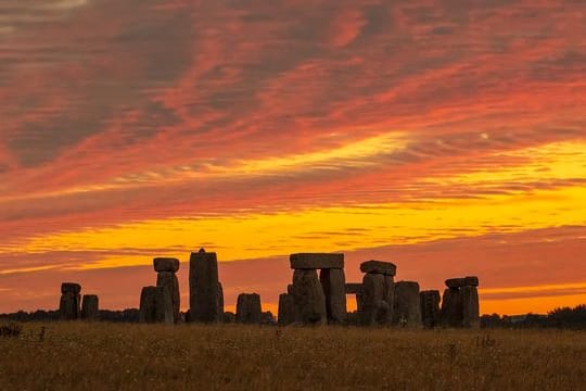 Sonnenaufgang über Stonehenge.