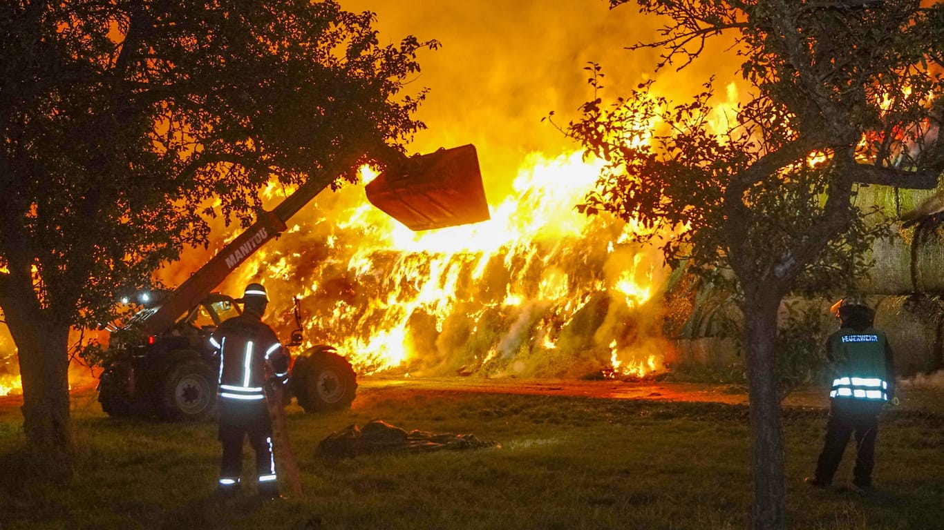 Rund 400 Strohballen brennen in Gundelsheim in Baden-Württemberg: Auch dieses Feuer im Oktober 2020 soll der Feuerwehrmann gelegt haben.