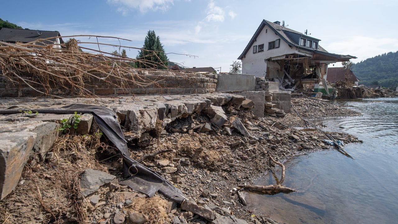 Ein nach der Hochwasserkatastrophe völlig zerstörtes Haus steht in Insul am Ufer der Ahr.