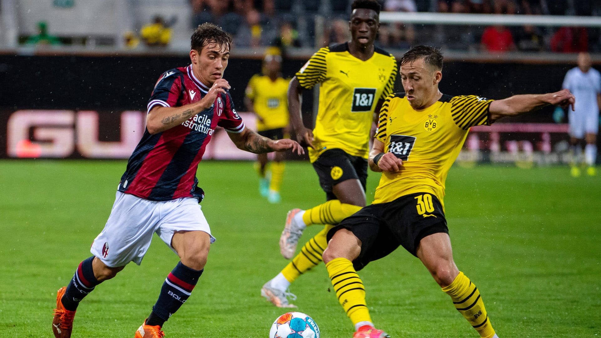 Voller Einsatz im Testspiel: Dortmunds Passlack (r.) gegen Cangiano. Voller Einsatz im Testspiel: Dortmunds Passlack (r.) gegen Cangiano.