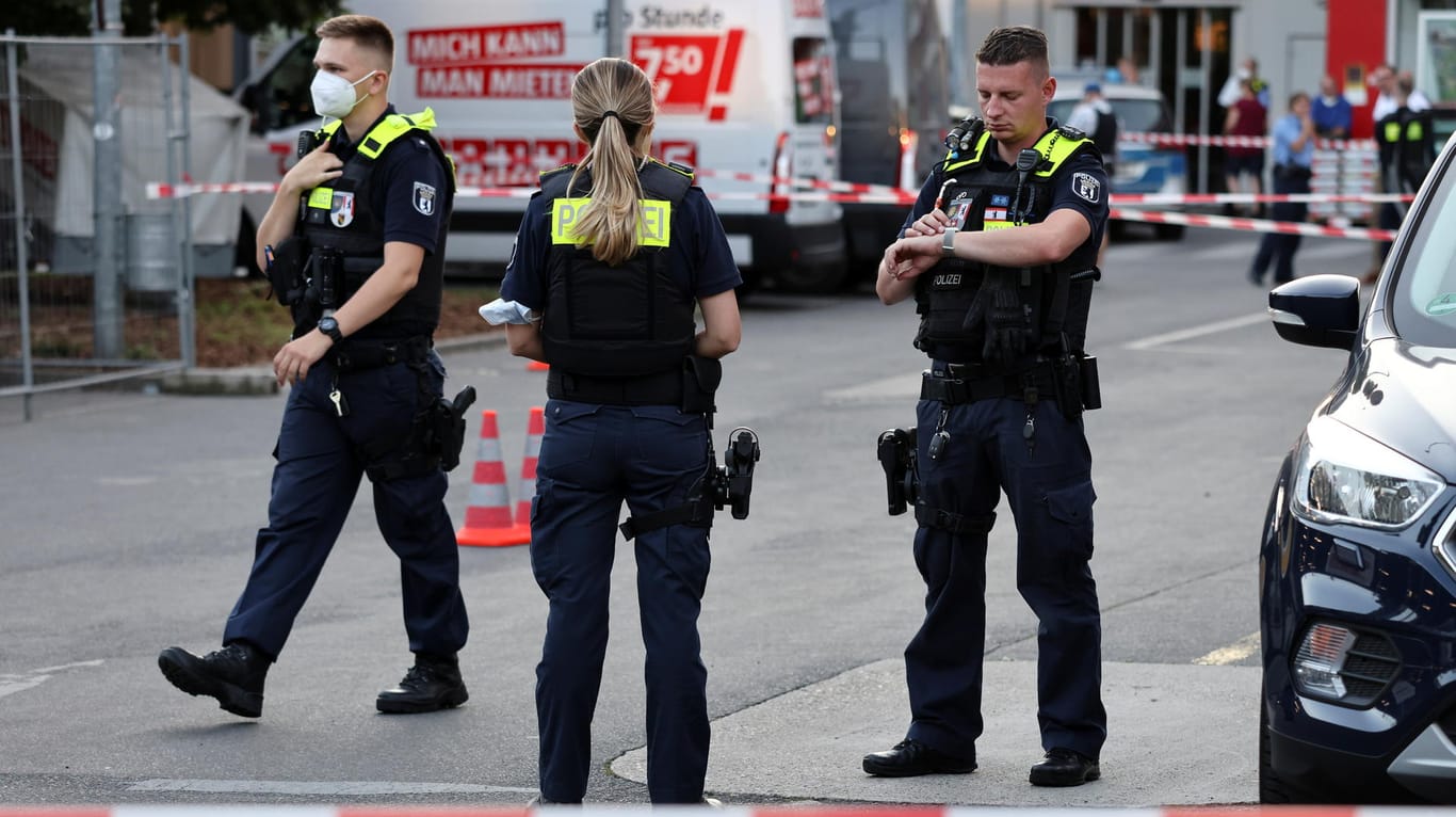 Polizisten am Freitag in Berlin-Wedding: Dort wurden bei Schüssen mehrere Menschen verletzt.
