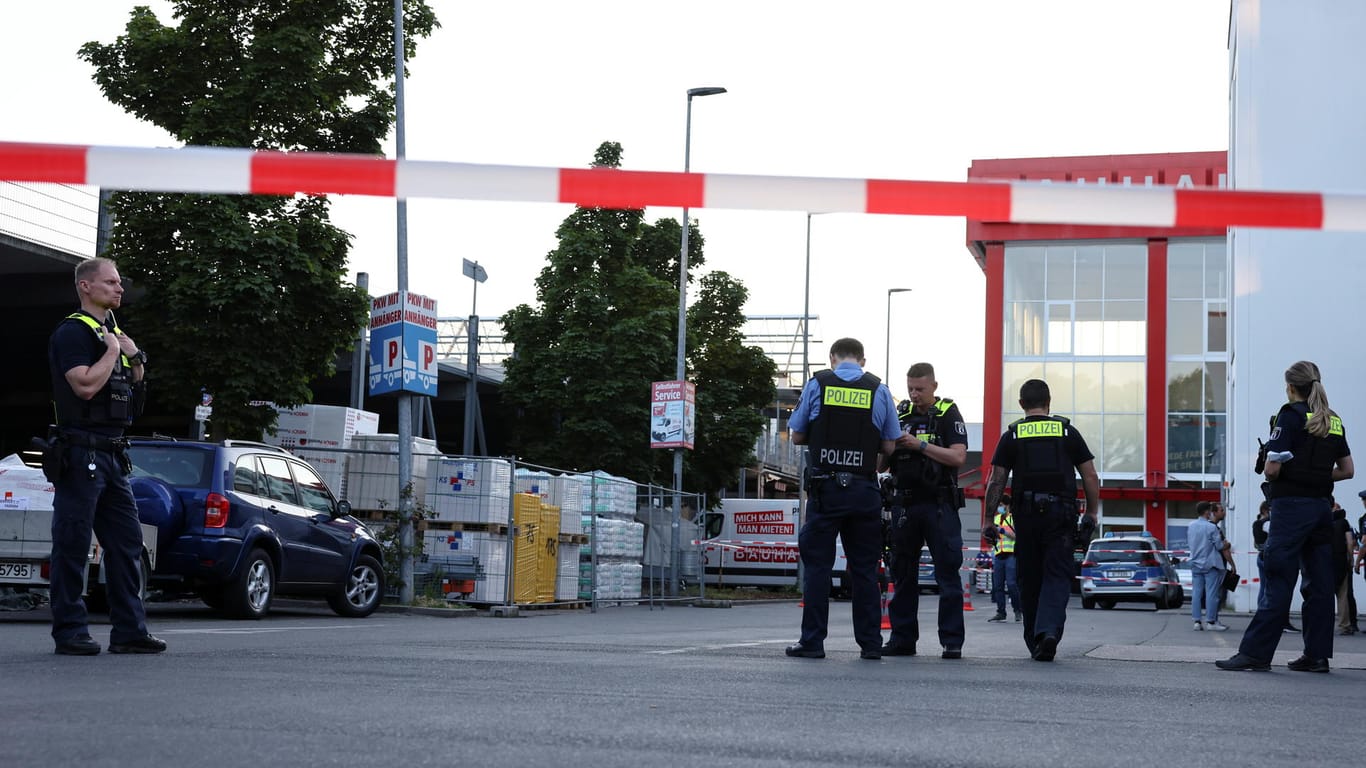 Tatort in Berlin-Wedding: Auf einem Baumarkt-Parkplatz wurden drei Männer und eine Frau verletzt.