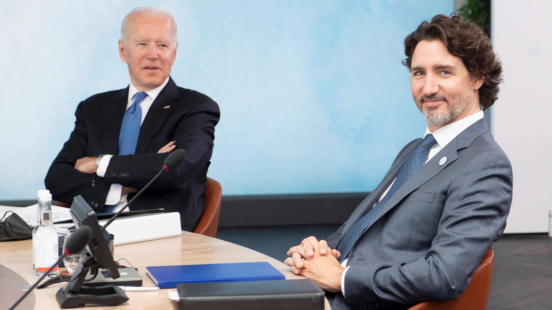 Justin Trudeau und Joe Biden sitzen beim G7-Gipfel nebeneinander (Archivbild). Die beiden hatten eine Sportwette laufen.