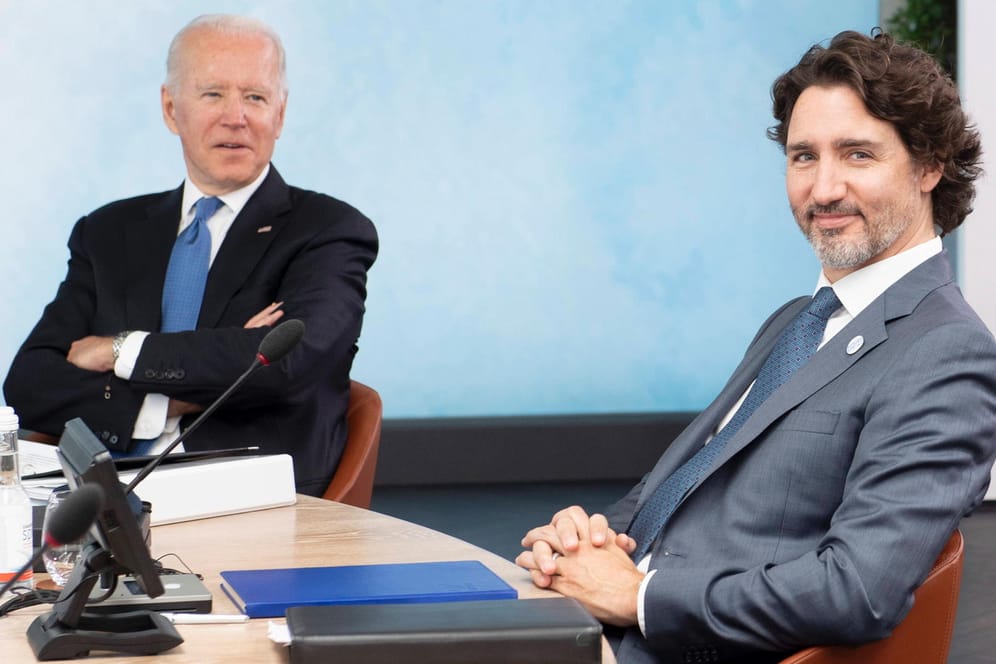 Justin Trudeau und Joe Biden sitzen beim G7-Gipfel nebeneinander (Archivbild). Die beiden hatten eine Sportwette laufen.