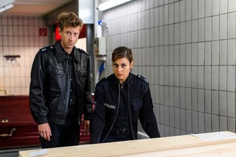 Henk Cassens (Maxim Mehmet) und Süher Özlügül (Sophie Dal) schauen sich im Krematorium um.