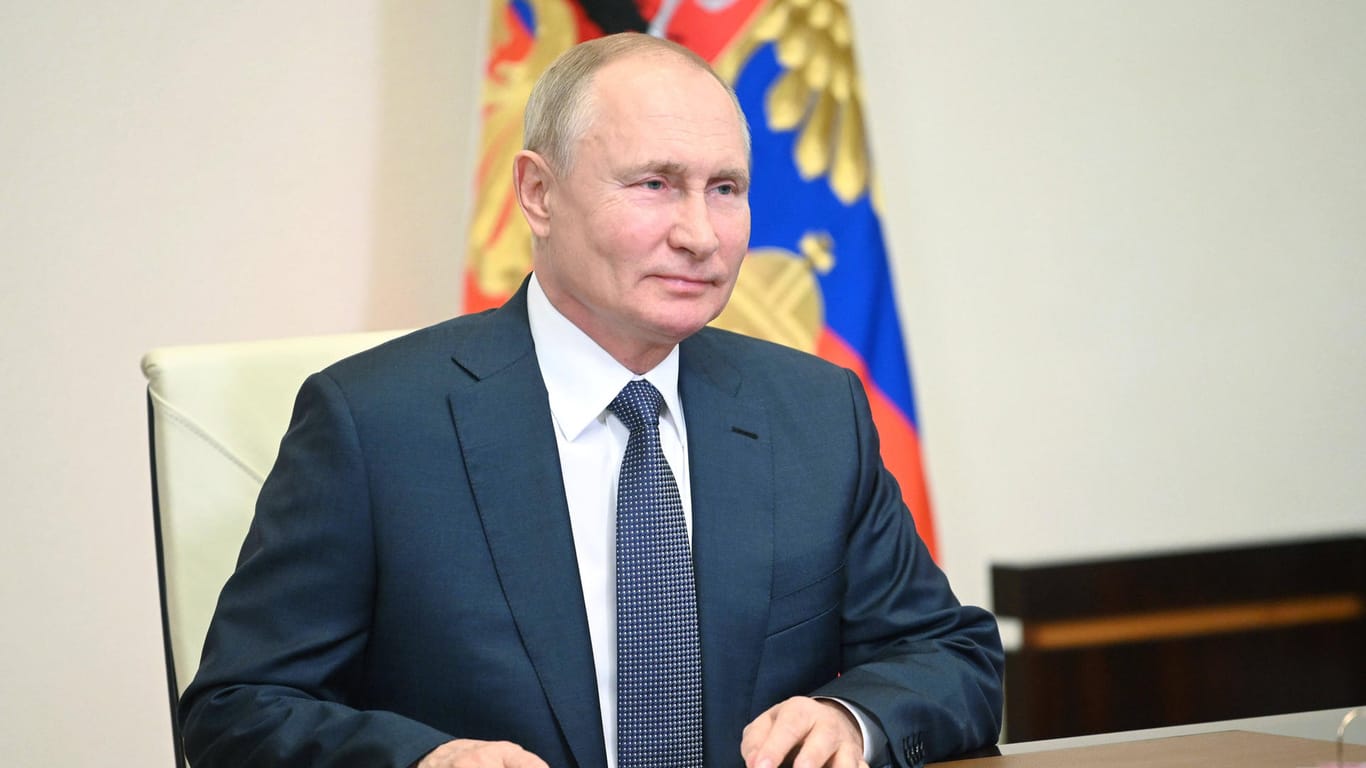 Russlands Präsident Wladimir Putin bei einer Konferenz (Archivbild). Seine Regierung verstärkt diplomatische Maßnahmen gegen die USA.