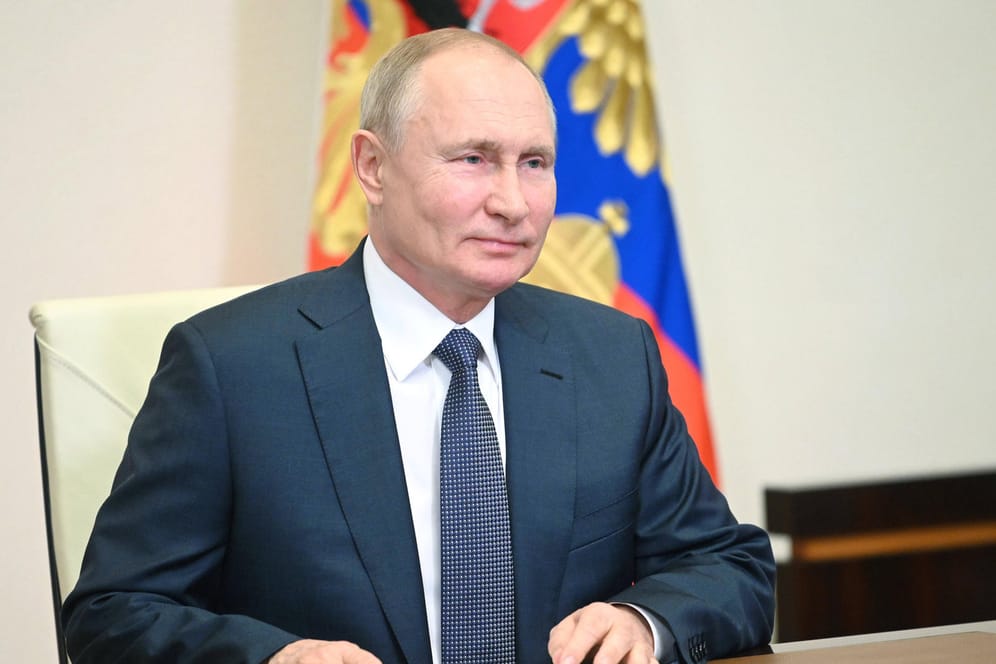 Russlands Präsident Wladimir Putin bei einer Konferenz (Archivbild). Seine Regierung verstärkt diplomatische Maßnahmen gegen die USA.