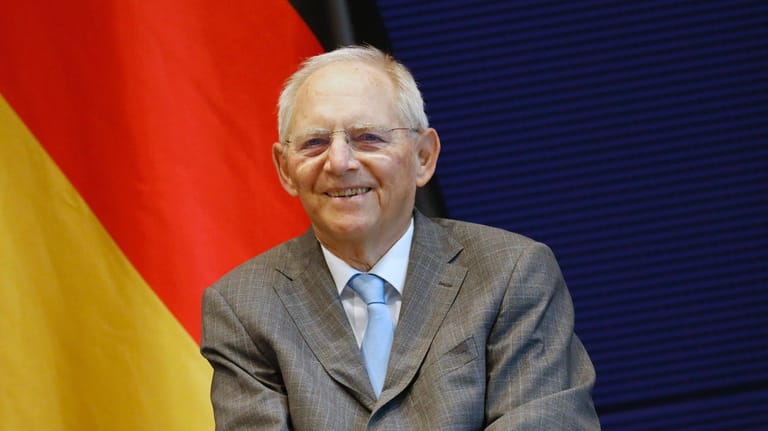 Wolfgang Schäuble sitzt vor einer Deutschland-Fahne (Archivbild). Der CDU-Politiker fordert einen höheren CO2-Preis.