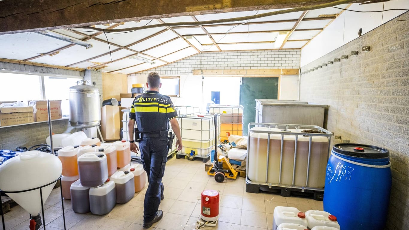 Niederländische Polizeibeamte stehen in einem Drogenlabor, das am Freitag entdeckt wurde.